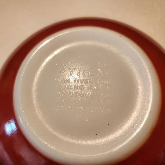2 Vintage Pyrex Red and Orange Mixing Bowls 1.5L & 750ML - Picture 6 of 7